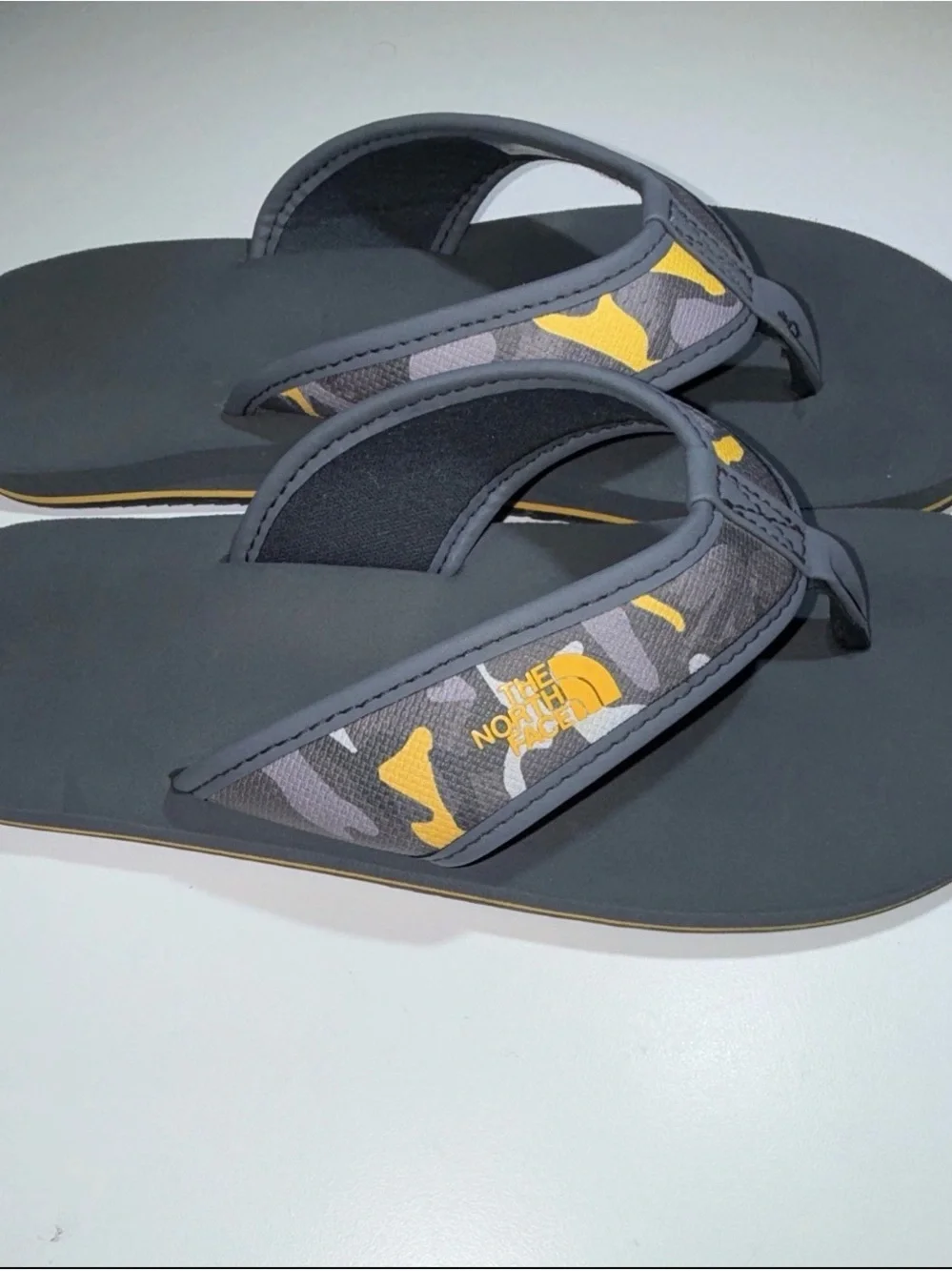 The North Face / KidsSize 4/Flip Flop Sandals Camo Logo